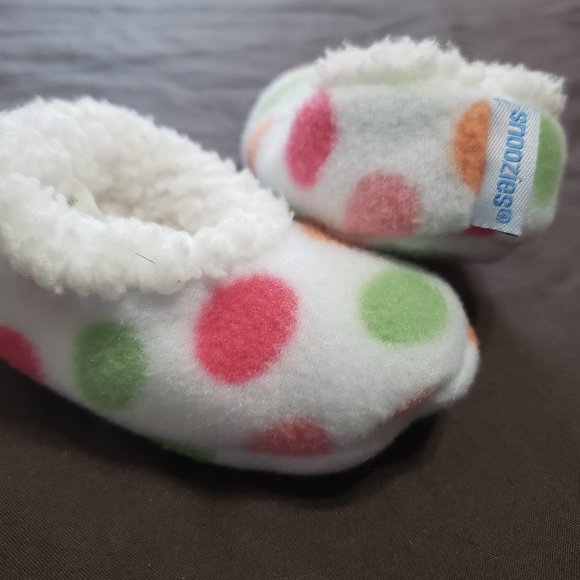 Snoozies Slippers White Polka Dot 0-3 Month Size Brand New Grip Buttons - Picture 1 of 5